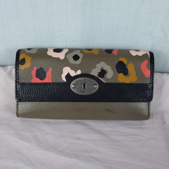 FOSSIL LEATHER MADDOX CLUTCH LEATHER WALLET TAUPE LEATHER WITH SNAP CLOSURE - Picture 13 of 13